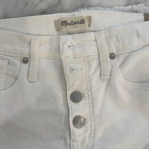 Madewell button up 10” high rise skinny in white. Size 26 NWT small spot on knee